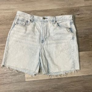 American Eagle Light Wash Mom Shorts Raw Hem 5.5 inch Inseam Size 14